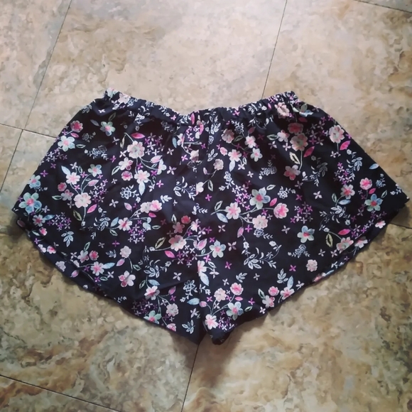 Shein Curve Flowy Floral print shorts, size 1X - Picture 3 of 5